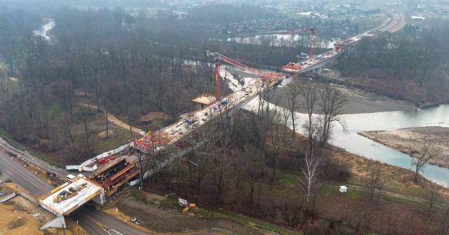 Obwodnica Oświęcimia nabiera kształtów. Przeprawa nad Sołą prawie połączyła już oba brzegi rzeki