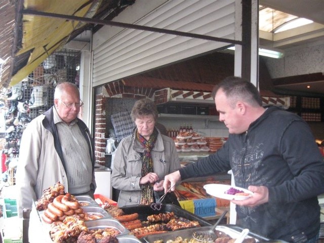 Niemcom smakują polskie szaszliki na bazarze i chętnie odwiedzają stoisko Janusza Cmiela(po prawej)