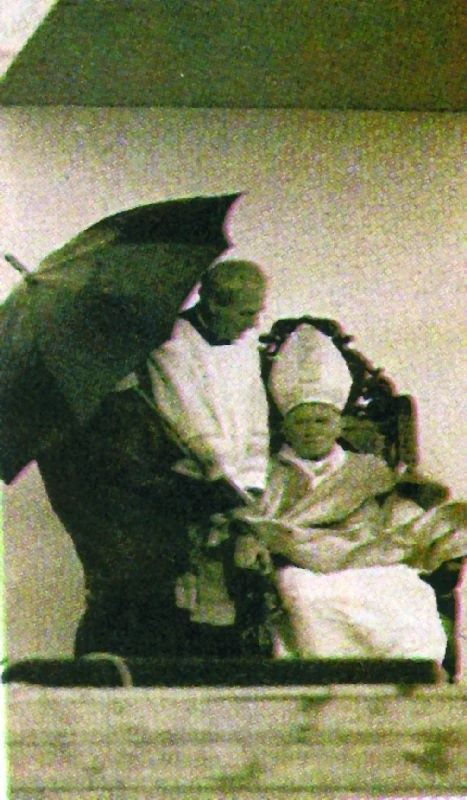 Papież chroniony przed ulewą. Nad ołtarzem był tylko mały...