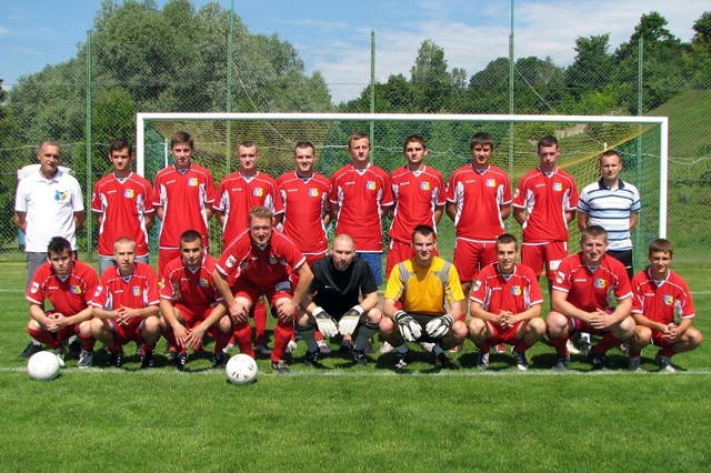 To oni wywalczyli awans do III ligi. Zespół Tura przed ostatnim meczem rundy wiosennej sezonu 2011-12 na stadionie w Mielniku.