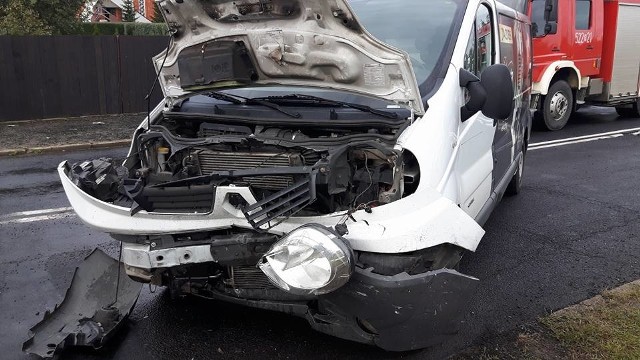 Wypadek w Czernicy, czołowe zderzenie busa i samochodu osobowego/ zdjęcia dzięki uprzejmości serwisu TV Lokalna