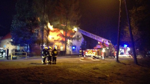 Z pożarem szkoły w Przysieku walczyło 10 zastępów straży pożarnej