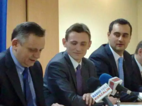 Od lewej: prezydent Piotr Jedliński, Tomasz Sobieraj, Tomasz Szałek