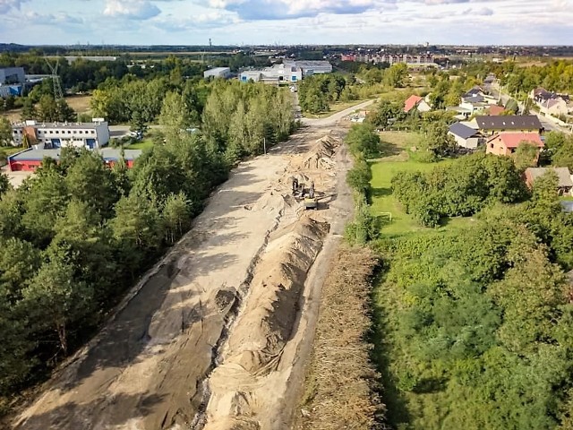 Trwa modernizacja i rozbudowa dr&oacute;g na terenie Parku Przemysłowego Metalchem w Opolu. Obecnie budowlańcy skupiają się na pracach rozbi&oacute;rkowych: usuwania jest nawierzchnia starych dr&oacute;g i szykowania podbudowa pod nowe, szersze drogi. Wkr&oacute;tce wystartować ma też demontaż wiaduktu nad torami w ciągu ul. Odrzańskiej. Docelowo zastąpić ma go nowa konstrukcja.Inwestycja obejmuje rozbudowę około 7 km dr&oacute;g na terenie Metalchemu. Wzdłuż nich powstaną chodniki, trasy rowerowe i miejsca parkingowe. Odbywa się to kosztem około 550 drzew i krzew&oacute;w. Wartość inwestycji to 35 mln zł. Ma być gotowa do końca 2020 roku.