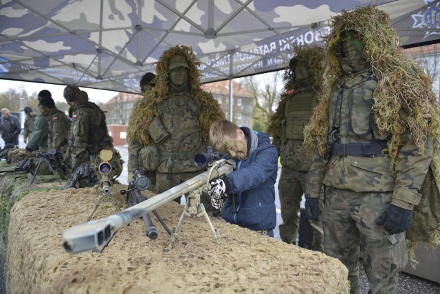 Gł&oacute;wnym wydarzeniem niedzieli w Słupsku  był piknik wojskowe pod hasłem &bdquo;Służymy Niepodległej&rdquo;, kt&oacute;ry zorganizowano  w przeddzień Święta Niepodległości. Z tej okazji siedzibę 7BOW odwiedziło  z pewnością co najmniej kilkaset os&oacute;b, kt&oacute;re na teren jednostki przychodziły całymi rodzinami.   &lt;script async defer class=&quot;XlinkEmbedScript&quot; data-width=&quot;640&quot; data-height=&quot;360&quot; data-url=&quot;//get.x-link.pl/e1472128-17fe-5b49-f2e8-935076ae3436,7da9ce45-822d-f1f6-e854-7dc60c3043c0,embed.html&quot; type=&quot;application/javascript&quot; src=&quot;//prodxnews1blob.blob.core.windows.net/cdn/js/xlink-i.js?v1&quot;&gt;&lt;/script&gt; Słupski  piknik - podobnie jak w  34 innych miastach w kraju - odbył się  z rozkazu ministra  Mariusza Błaszczaka, szefa MON. Jego uczestnicy, w godz. 11-17, mogli się   spotkać się z żołnierzami, obejrzeć wojskowe wyposażenie i uzbrojenie, a także pokazy wyszkolenia. Na każdym pikniku wsp&oacute;lnie odśpiewano pieśń reprezentacyjną Wojska Polskiego &bdquo;Marsz Pierwszej Brygady&rdquo;. Imprezę zakończył wojskowy capstrzyk o 17.   W  Słupsku uczestnicy pikniku  mogli wchodzić do otwartych dla zwiedzających wojskowych  pojazd&oacute;w, co bardzo się podobało dzieciom. Młodsi i starsi z chęcią także przyglądali się nowoczesnej broni, oglądali  zdjęcia  dokumentujące wojskowe życie oraz z chęcią pr&oacute;bowali wojskową groch&oacute;wkę z wkładką, tym bardziej że dzień był dość zimny, a zupa dobrze rozgrzewała.  - Świetny ten piknik. Jeszcze  do tylu wojskowych pojazd&oacute;w jednego dnia nie weszłam. Są fajne. Z chęcią bym sobie nimi pojeździła - powiedziała nam 9-letnia Ania, kt&oacute;ra na piknik przyszła ze swoim dziadkiem. Z dumą obnosiła twarz pokrytą barwami ochronymi.  Zainteresowani mogli się także dowiedzieć  od przedstawicieli WKU w Słupsku, co trzeba zrobić, aby zostać żołnierzem. W trakcie pikniku zaprezentowali się młodzi wokaliści z Młodzieżowego Ośrodka Kultury w Słupsku, a po godz. 14 Wojskowy Zesp&oacute;ł Wokalny &quot;Wiarusy&quot; wystąpił z  koncertem złożonym ze znanych pieśni wojskowych.Jak się dowiedzieliśmy, 11 listopada żołnierze 7 BOW  pojawią się na wojskowej  imprezie wojew&oacute;dzkiej z okazji 101. rocznicy odzyskania niepodległości przez Polskę, kt&oacute;ra odbędzie się w Sławnie. Natomiast reprezentacja Batalionu Ochrony Bazy w Redzikowie weźmie udział w oficjalnych uroczystościach w Słupsku.