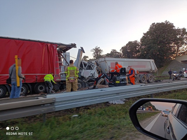 Wypadek z udziałem 2 pojazdów ciężarowych, 1 ofiara śmiertelna. Jezdnia w kierunku Wrocławia zablokowana