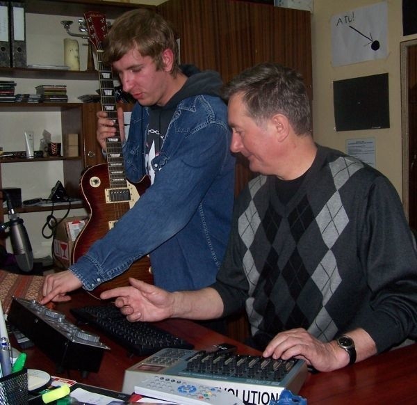 Łukasz Jośko (z gitarą) chętnie nagra piosenki w nowym studiu. Przy mikserze siedzi Ernest Hober, dyrektor domu kultury.