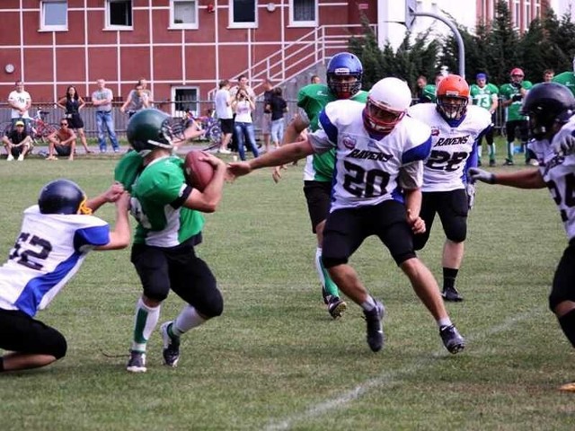 Futboliści Ravens Rzeszów (biało-niebieskie koszulki) grali w ubiegłym roku w turniejach PLFA 8.