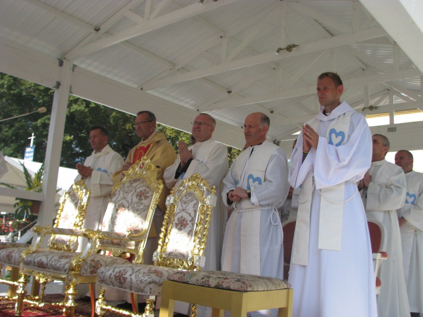 Pielgrzymi w Kamieniu Śląskim. Mszy św. przewodniczył  bp...