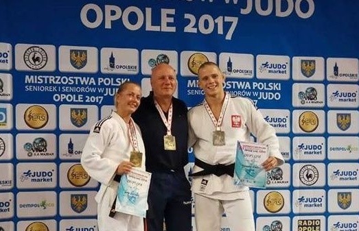 Trener Żaka Kielce Artur Karyś z Kingą Kubicką i Mateuszem Garbaczem na podium w Opolu.  