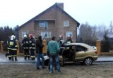 Samochód płonął w Furmanach w powiecie tarnobrzeskim. Młoda kobieta w ostatniej chwili wyskoczyła