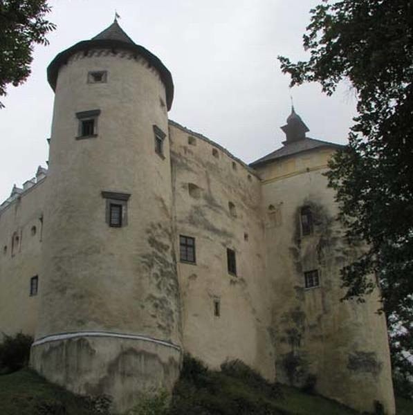 Podpis zamek Dunajec nad jeziorem Czorsztyńskim, zachwyca położeniem. Najzamożniejsi mogą tu nawet przenocować, ale to oferta dla tych, którzy są gotowi wydać kilkaset złotych za jedną noc.