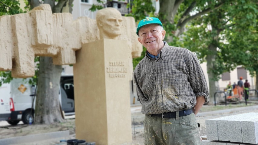 Marek Maciąg, artysta odpowiedzialny za renowację pomnika...