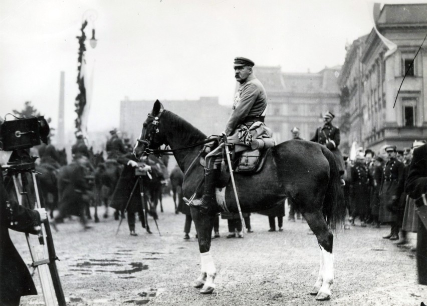 Józef Piłsudski przyjmuje na Kasztance defiladę wojsk