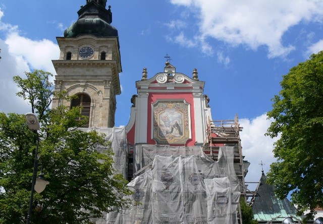 Na elewacji frontowej Kościoła Ojców Dominikanów przyciąga wzrok odnowiony wizerunek Matki Bożej z dzieciątkiem Jezus