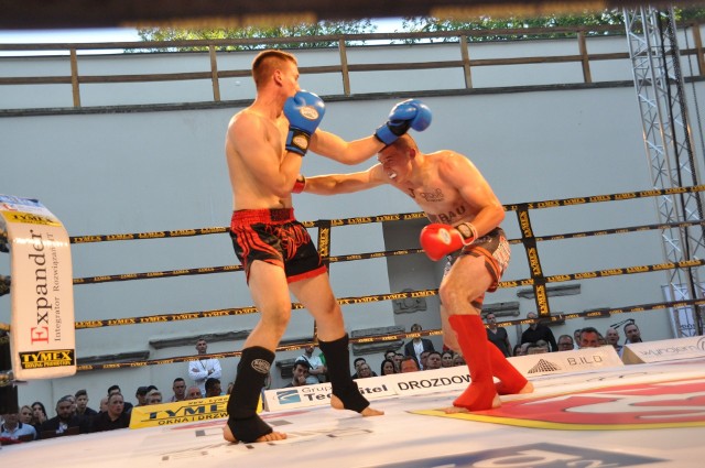 Dawid Nitek (z prawej) trenuje kickboxing od pięciu lat. Reprezentant szydłowieckiej Viktorii półtora roku temu stoczył zwycięską walkę zawodową na Zamku.