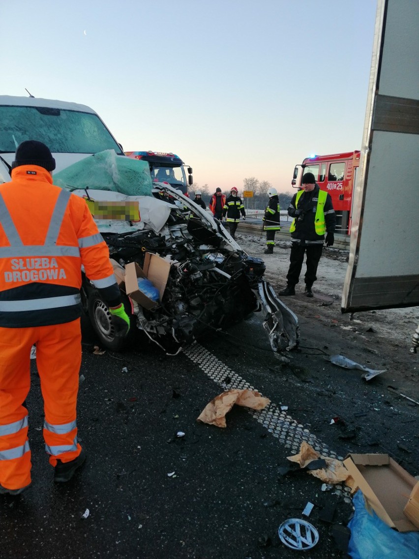 Wypadek na A1 pod Aleksandrowem Kujawskim. Zderzenie 4 samochodów  