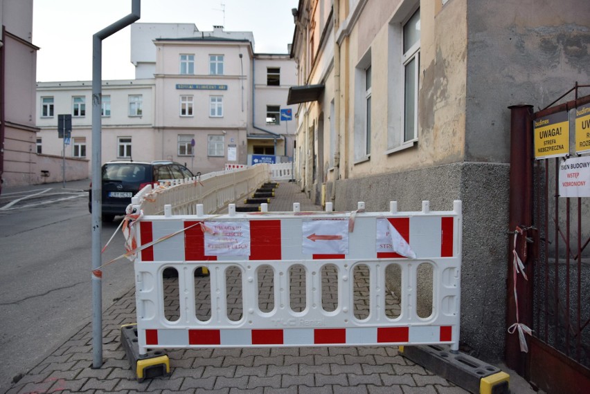 Operacja wyburzania na ul. Staszica. Za dwa lata staną nowe budynki szpitalne. Zobacz zdjęcia