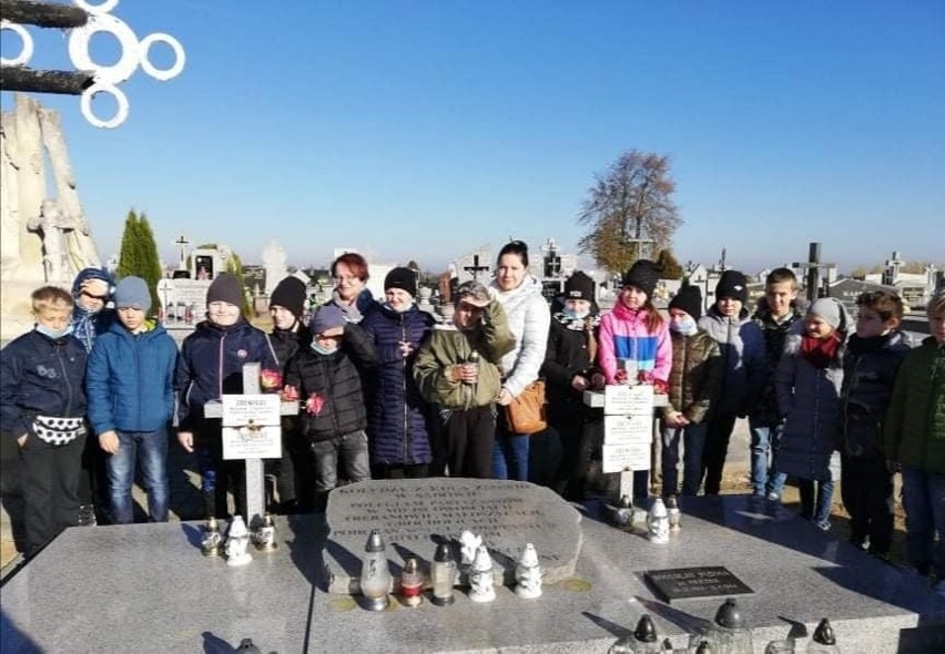 Uczniowie z Sadowia pamiętali o zmarłych. Odwiedzili lokalne cmentarze (ZDJĘCIA)