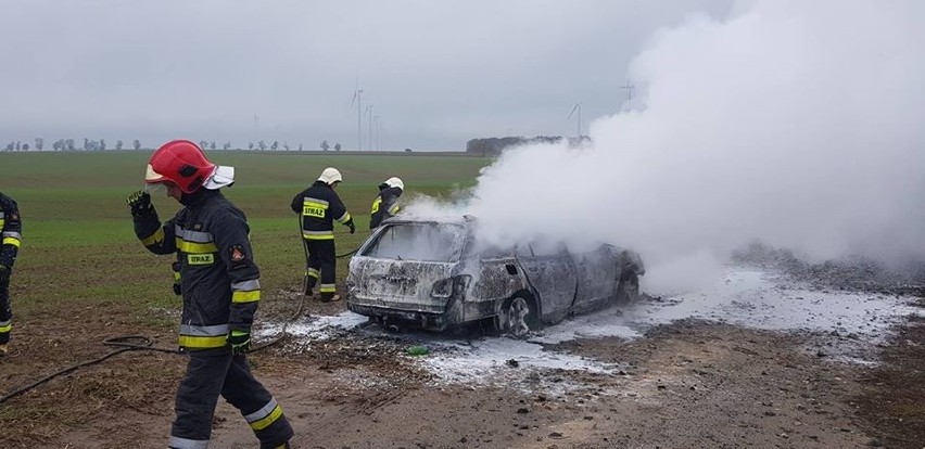 Pożar samochodu osobowego przy autostradzie A4 [ZDJĘCIA]