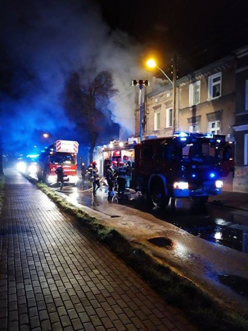 Pożar przy ul. Wojska Polskiego w Stargardzie. W budynku nie ma prądu. Dwa mieszkania zalane [ZDJĘCIA]