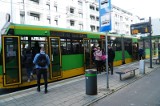 Samochód zderzył się z tramwajem i zablokował ruch tramwajowy na Grunwaldzkiej w Poznaniu