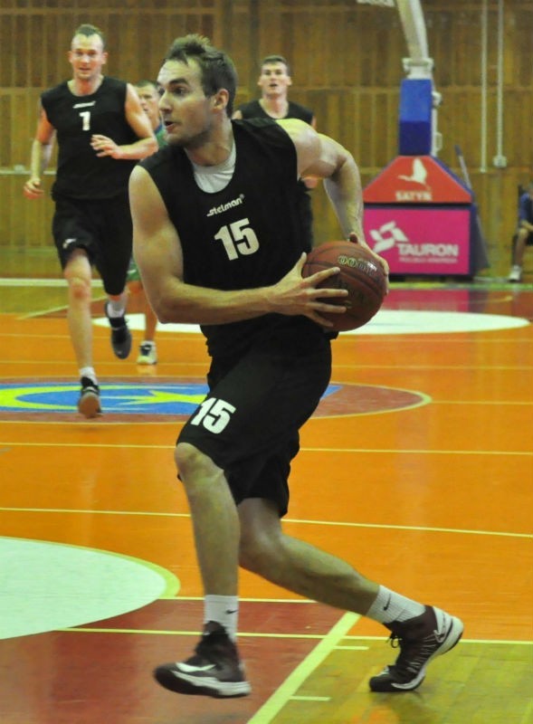 Kacper Młynarski (z piłką) należał do najlepszych zawodników tarnobrzeskiego zespołu. Z nr 7 Ukrainiec Daniło Kozlow, z tyłu Jakub Patoka.