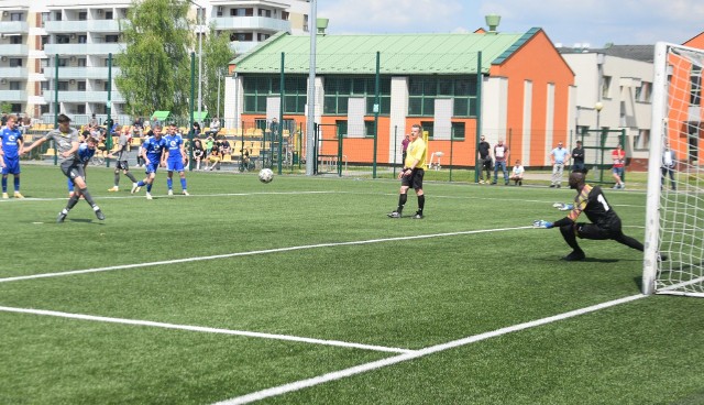 55 minuta meczu. Maciej Świdzikowski zdobywa bramkę z rzutu karnego.