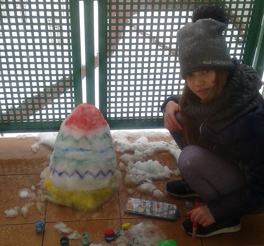 Nikola ulepiła śnieżną pisankę - zdjęcie z Kielc nadesłała...