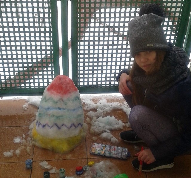 Nikola ulepiła śnieżną pisankę - zdjęcie z Kielc nadesłała jej mama - Anita.
