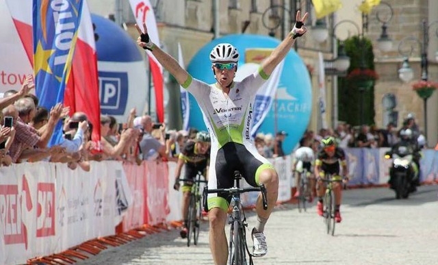 Mateusz Komar z grupy Voster Uniwheels Team wygrywa czwarty etap Wyścigu "Solidarności" i Olimpijczyków.