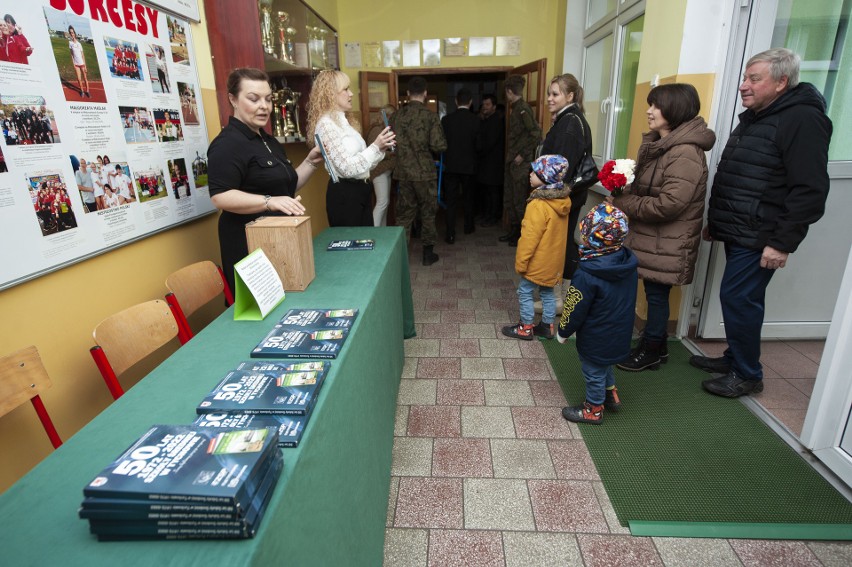 Uroczyste pasowanie na pierwszoklasistów odbyło się w...