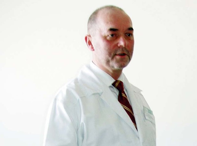 Dr Zbysław Grajek jest bardzo doświadczonym chirurgiem, pracuje w suwalskim szpitalu.