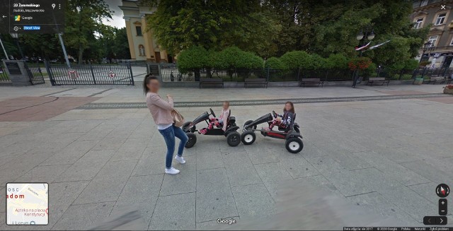 W Google Street View automatycznie zamazywane są ludzkie twarze i tablice rejestracyjne samochodów, ale na zdjęciach można rozpoznać siebie lub kogoś znajomego po charakterystycznej sylwetce, ubraniu lub miejscu. A może to ciebie upolowała kamera Google'a - na spacerze z psem, w czasie zakupów lub podczas rowerowej przejażdżki po radomskim deptaku?