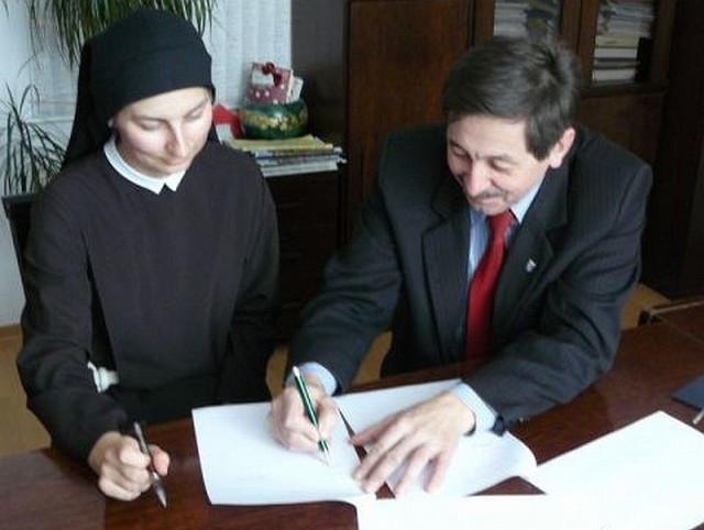 Umowę podpisali siostra Agnieszka Pilska i starosta Waldemar Urbański 