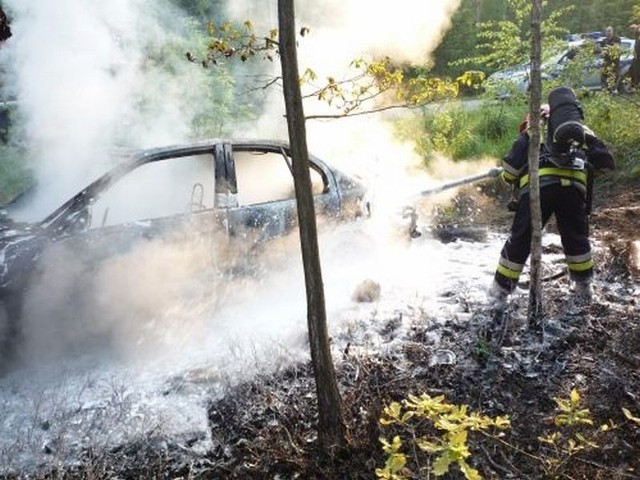 Nissan znaleziony w niedzielny ranek przy ulicy Starachowicach, spłonął doszczętnie.