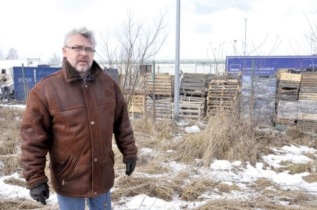 Zachęcam klientów do kupna świeżych produktów, a opary smoły nie kojarzą się z ekologiczną żywnością. Odstraszą ich - mówi Janusz Andrzejewski, szef Giełdy Rolno-Spożywczej Fasty.