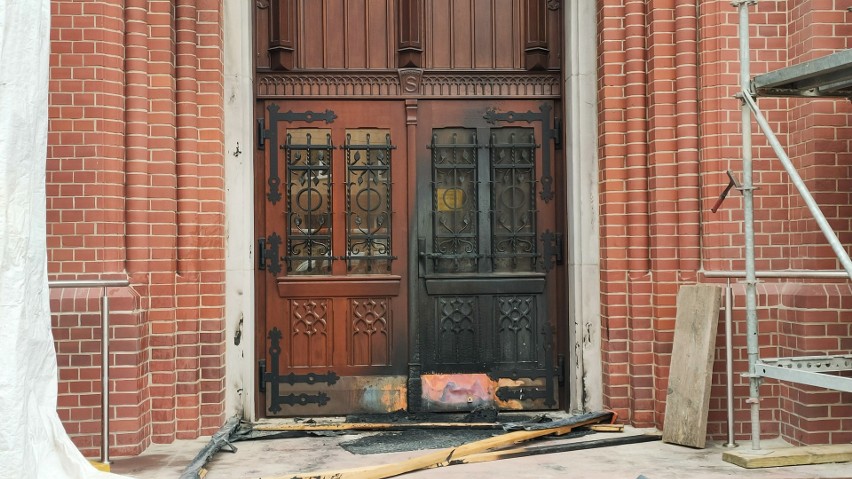 Ktoś prawdopodobnie podpalił boczne drzwi do bazyliki NMP...