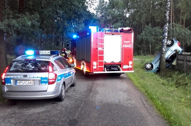 Do groźnego zdarzenia doszło niedaleko Grodziska Wlkp.. Samochód marki renault wylądował maską w rowie i oparł się o płot