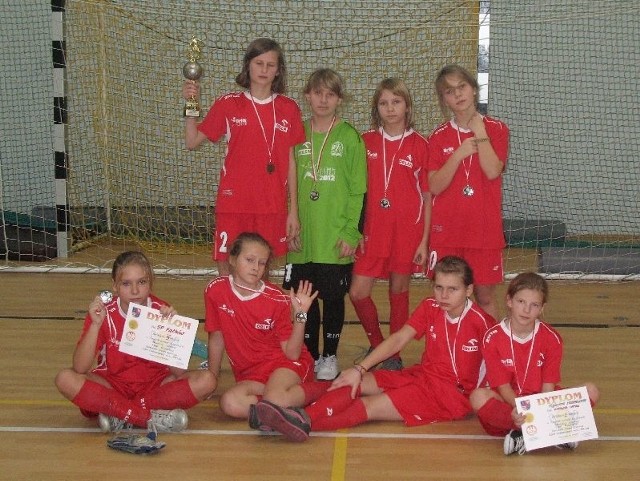 Futbolistki z Fałkowa zostały wicemistrzyniami województwa świętokrzyskiego w mini piłce nożnej szkół podstawowych.