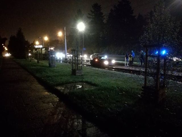 Samochód osobowy wjechał na tory między przystankiem Fiołkowa a Cm.Grabiszynski