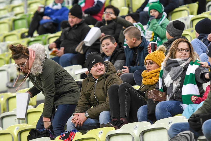 Piękniejsza część biało-zielonych trybun. Fanki Lechii Gdańsk są zachwycające! Z wdziękiem zagrzewają do boju piłkarzy