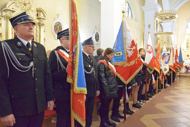 W Mircu było kilkanaście pocztów sztandarowych szkół i strażaków ochotników. 11 listopada świętowały też tłumy ludzi. Zobacz na kolejnych zdjęciach.