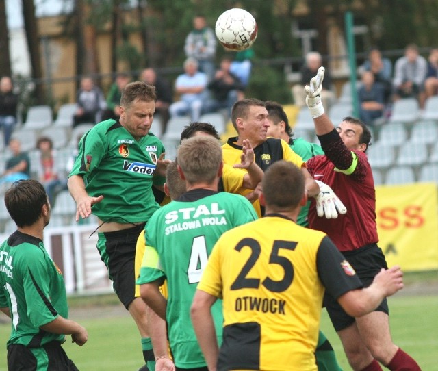 Marek Kusiak (w wyskoku z lewej) i jego koledzy ze Stali Stalowa Wola, mają po dwóch pierwszych meczach w drugiej lidze na koncie &#8222;zero&#8221;.