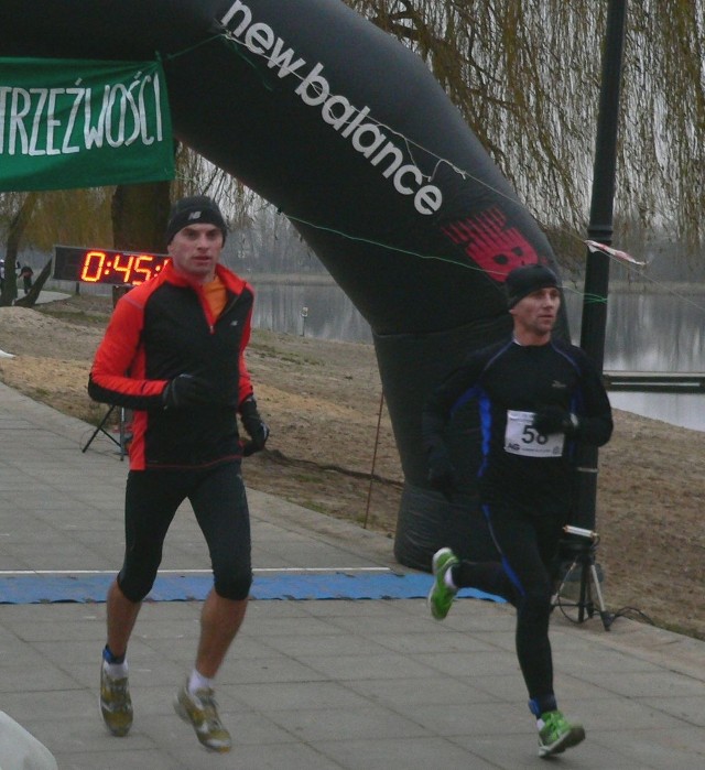 Artur Błasiński (z lewej) z UKS Technik Radoma ustanowił rekord trasy w półmaratonie. Grzegorz Czyż (obok) został nowym rekordzistą w Radomskim Maratonie Trzeźwości.