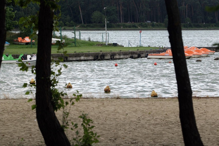 Zalew Zemborzycki: Kąpielisko od strony Wrotkowa znowu jest zamknięte. Sanepid potwierdza zakwit sinic