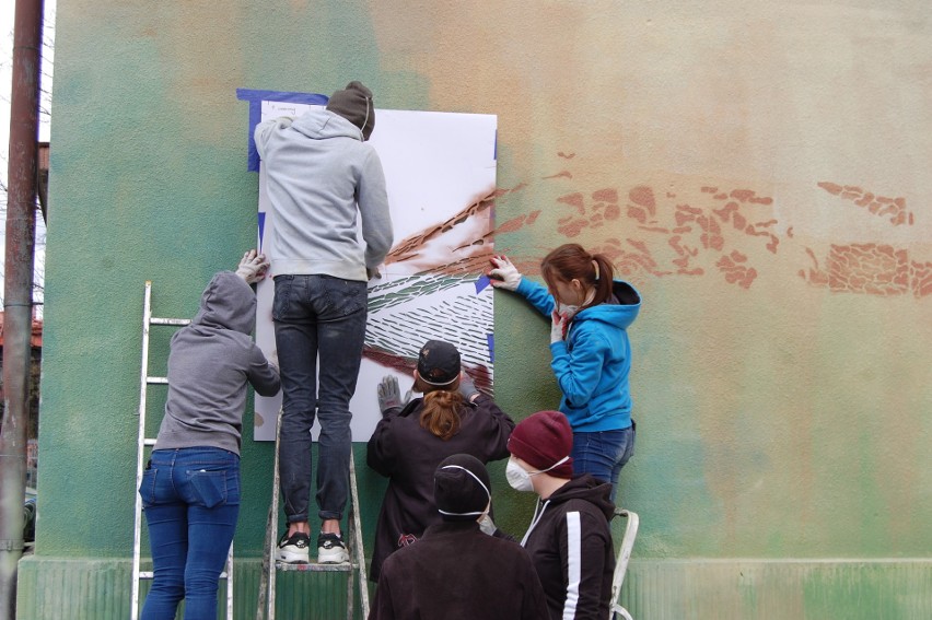 Nowy Sącz. Uczniowie tworzą mural z Mgr Morsem. Zwycięski projekt uczennicy powstaje na murach ekonoma [ZDJĘCIA]