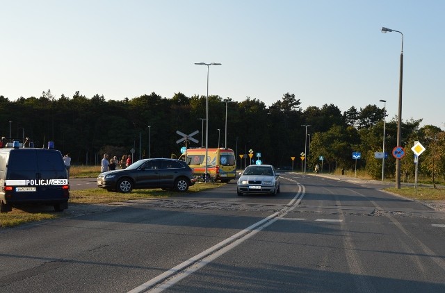 64-letni rowerzysta trafił do szpitala po tym, jak uderzył w niego samochód osobowy przy skrzyżowaniu ulic Inżynieryjnej i Legionów.Do zdarzenia doszło wczoraj około godziny 18. Kobieta, która kierowała Audi Q5 jechała ulicą Inżynieryjną i przy skrzyżowaniu z ulicą Legionów, wykonując skręt w lewo uderzyła w rowerzystę.- 64-latek jadąc jednośladem nie korzystał z usytuowanej wzdłuż ul. Legionów drogi dla rowerów a poruszał się jezdnią ul. Legionów od strony ul. Żwirki i Wigury w kierunku ul. Polnej - wyjaśnia podinsp. Wioletta Dąbrowska, oficer prasowy KMP w Toruniu. W wyniku uderzenia rowerzysta musiał zostać przewieziony do toruńskiego szpitala. Teraz policjanci zajmą się dokładnym wyjaśnieniem tego wypadku. Pogoda na dzień (01.09.2016) | KUJAWSKO-POMORSKIETVN Meteo Active