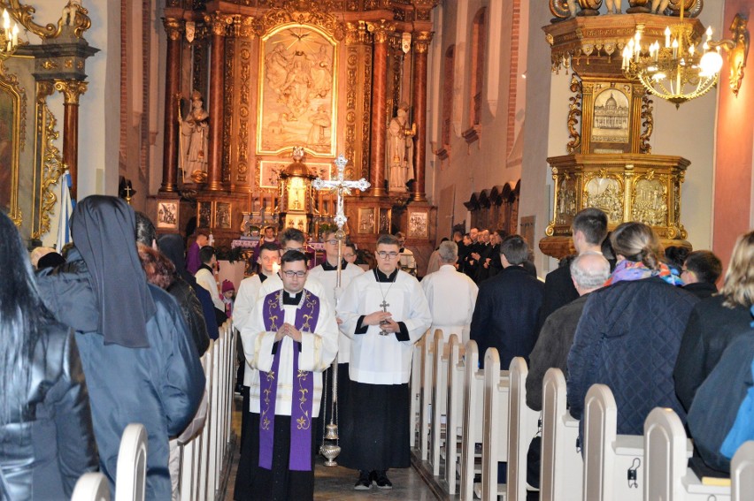 Środa Popielcowa: Biskup opolski poprowadził procesję z...