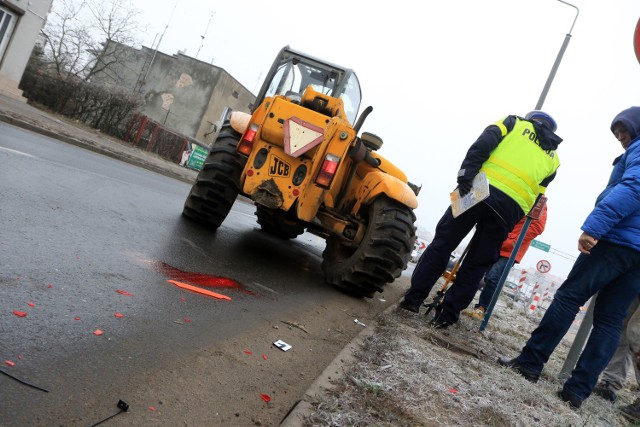 Wczoraj około godz. 9 w pobliżu skrzyżowania ulic Wodociągowej i Szosy Chełmińskiej w Toruniu doszło do tragicznego wypadku. Pod kołami koparko-ładowarki jadącej Szosą Chełmińską znalazła się dwuletnia dziewczynka. 